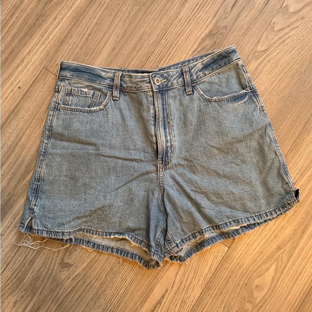 Hollister Ultra High Rise 90s Jean Short | Size 12 | 31 waist | 100% Cotton